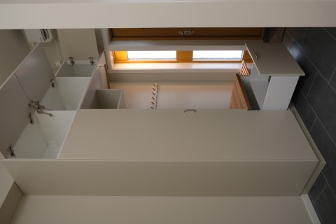 Sittbänk med stor låda och överskåp med klaffluckor
